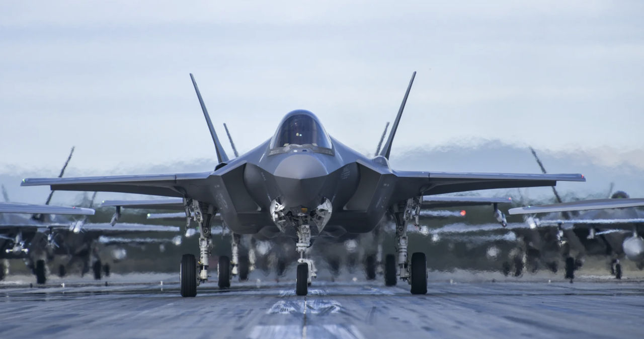 США потеряли в Гонконге крупную партию "секретных деталей" для F-35: подозревает КНР.