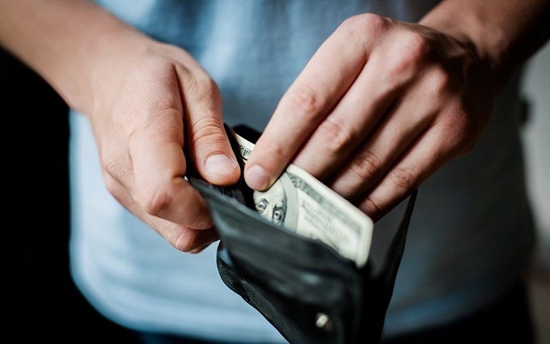 В Приднестровье ушлый покупатель унес портмоне продавца.