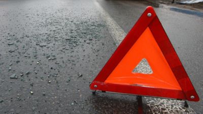 A ajuns cu mașina într-un stâlp de electricitate și a lovit un alt automobil.Este isprava unui șofer care, potrivit martorilor, circula cu viteză excesivă.