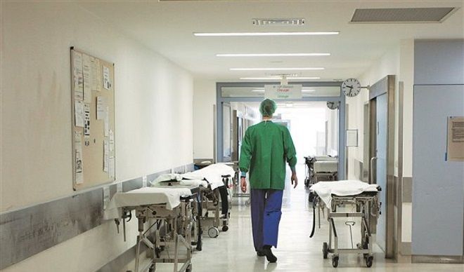 Девушка выпала из окна пятого этажа одного из столичных домов. Фото: news247.gr