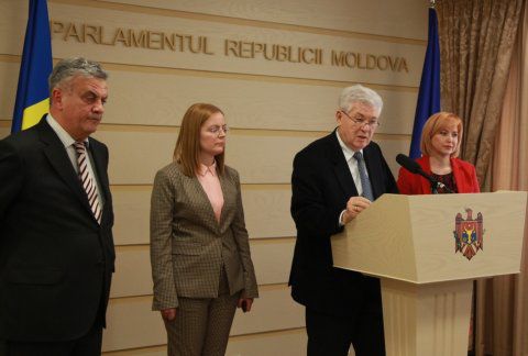 Коммунисты присоединились к требованию отставки правительства Филипа