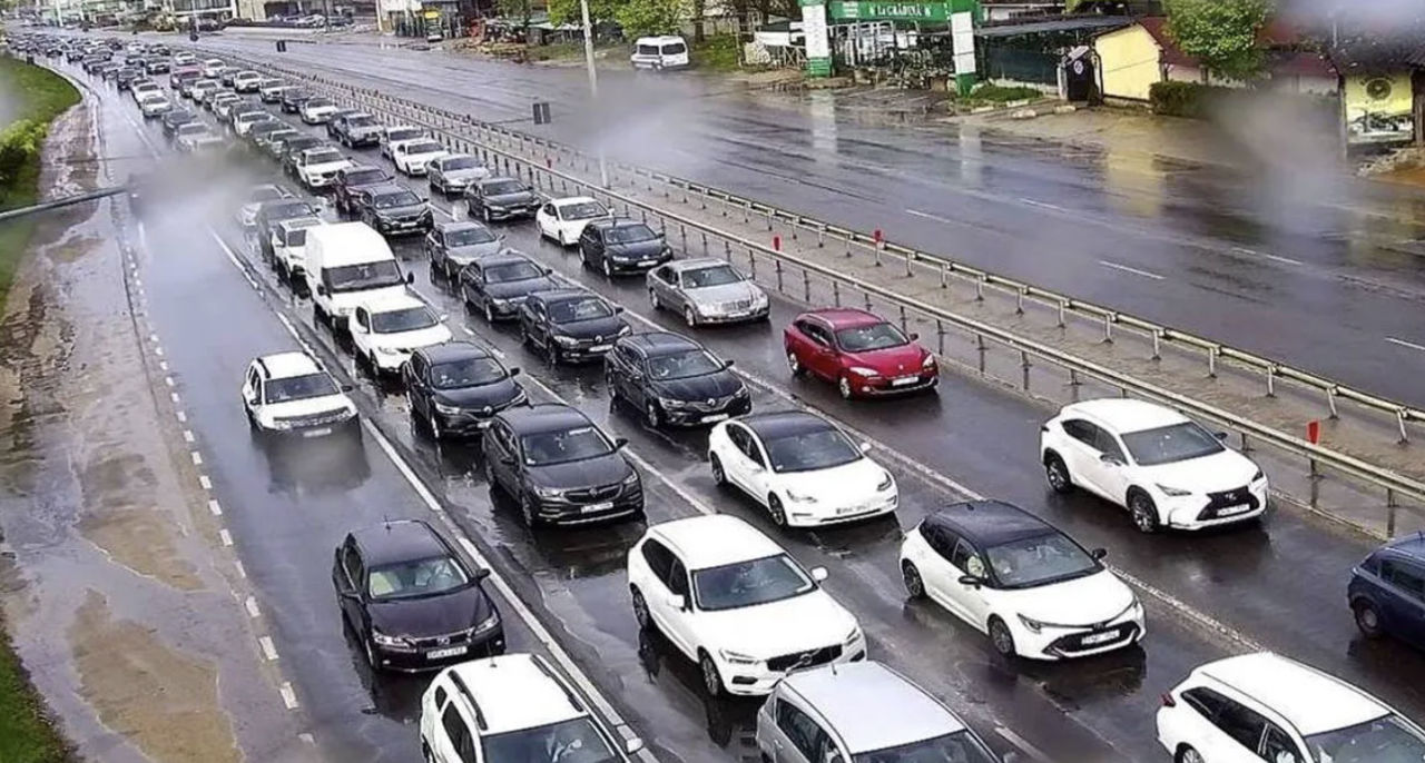 Ежедневно на улицы Кишинева выезжает 400 тыс. автомобилей.
