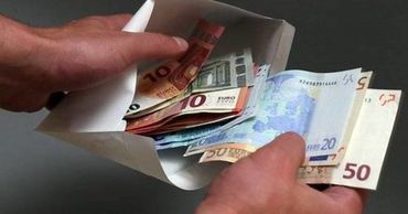 В Бельцах водитель скорой за 1000 евро обещал парню помочь получить права.