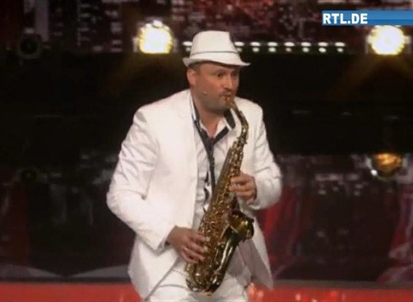 Un moldovean stabilit in Germania si-a incercat norocul la un concurs de talente si a reusit. Adrian Malitzki a cantat la saxofon la echivalentul german al showului Romanii au talent.
