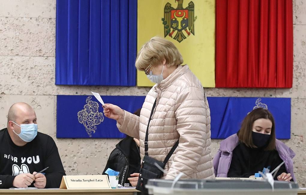 Наблюдатели от СНГ отмечают спокойную обстановку на выборах в Молдове.