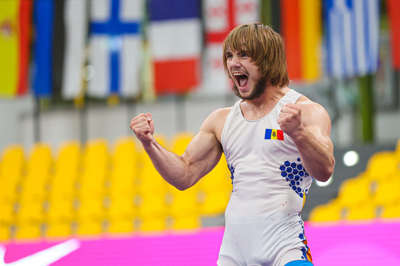 Александрин Гуцу завоевал серебряную медаль на чемпионате мира по греко-римской борьбе.