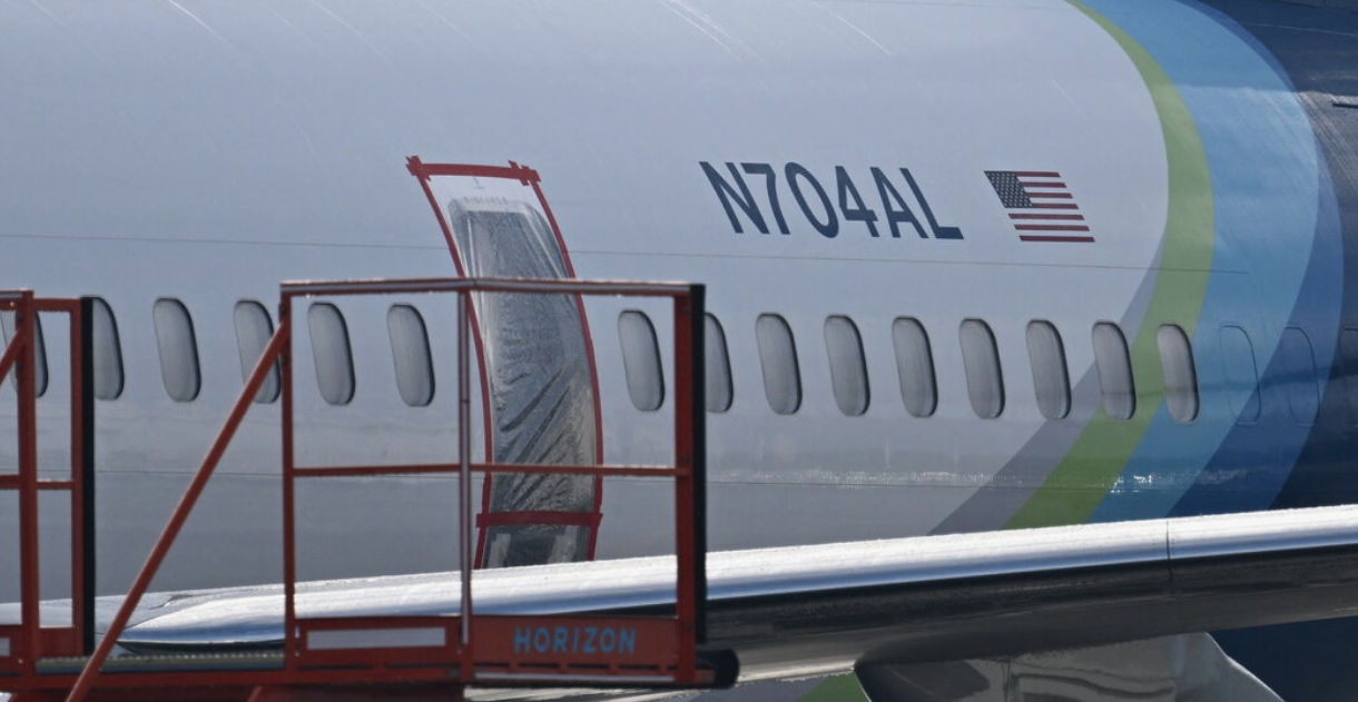 Инцидент с Boeing 737 Alaska Airlines: болты на отлетевшей в воздухе двери отсутствовали.