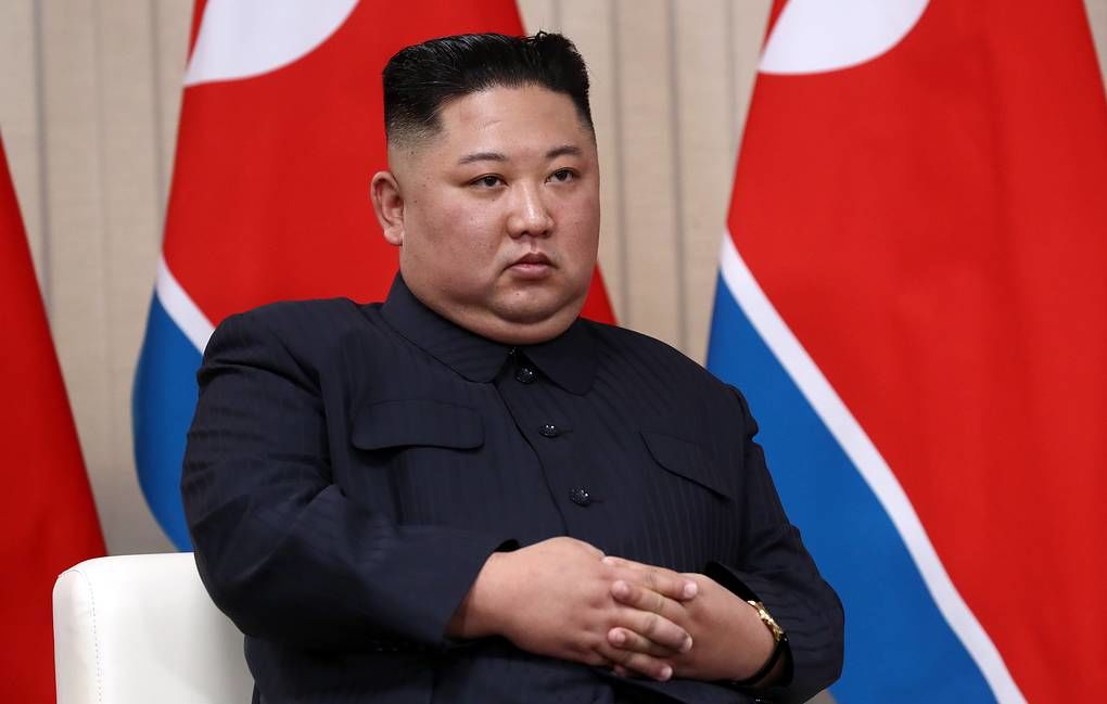 Экс-дипломат КНДР заявил, что Ким Чен Ын не может самостоятельно ходить.
