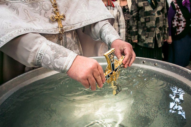 Считается, что святая вода несёт исцеление от всех болезней и ран.