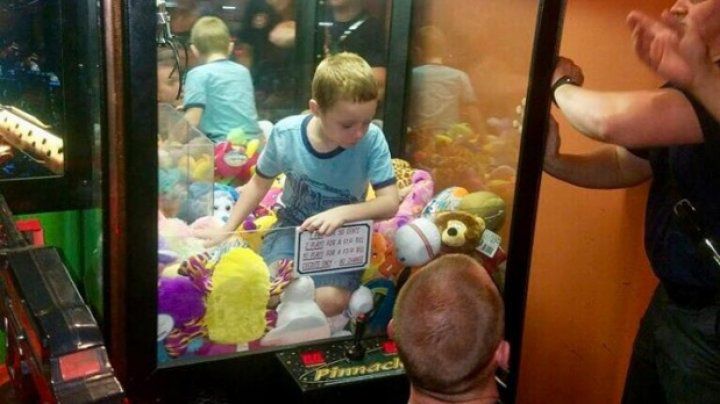 Cum a reușit un copil să pătrundă în interiorul unui automat cu jucării. Foto: antena3.ro