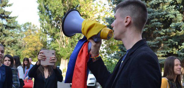Unioniștii se arată indignați de gestul socialiștilor din cadrul ședinței plenare a Legislativului. Foto: deschide.md