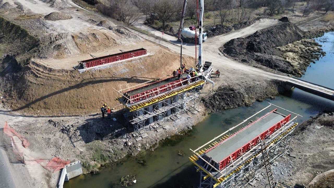 Reparațiile la podul peste râul Răut din zona ocolirii municipiului Bălți, finalizate în proporție de 80%.