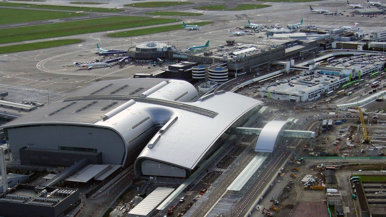 Aeroportul din Dublin și-a suspendat traficul aerian din cauza codului roşu de ninsoare. Foto: FFT.ie