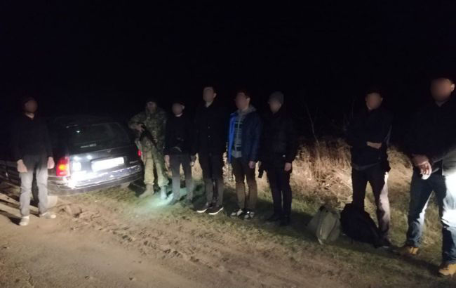 Мужчины пытались покинуть Украину через Молдову в багажнике авто.