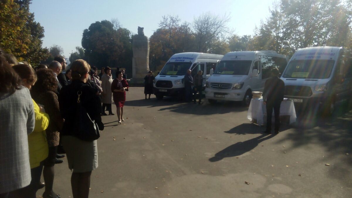 В Сороках купили три автобуса для перевозки учащихся.