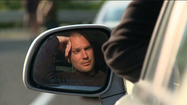 Un tânăr ar putea fi arestat dacă rămâne blocat în trafic.