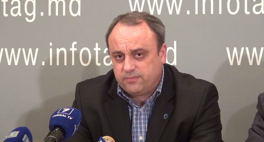 Funcţionarii din RM poartă genţile străinilor. Foto: privesc.eu