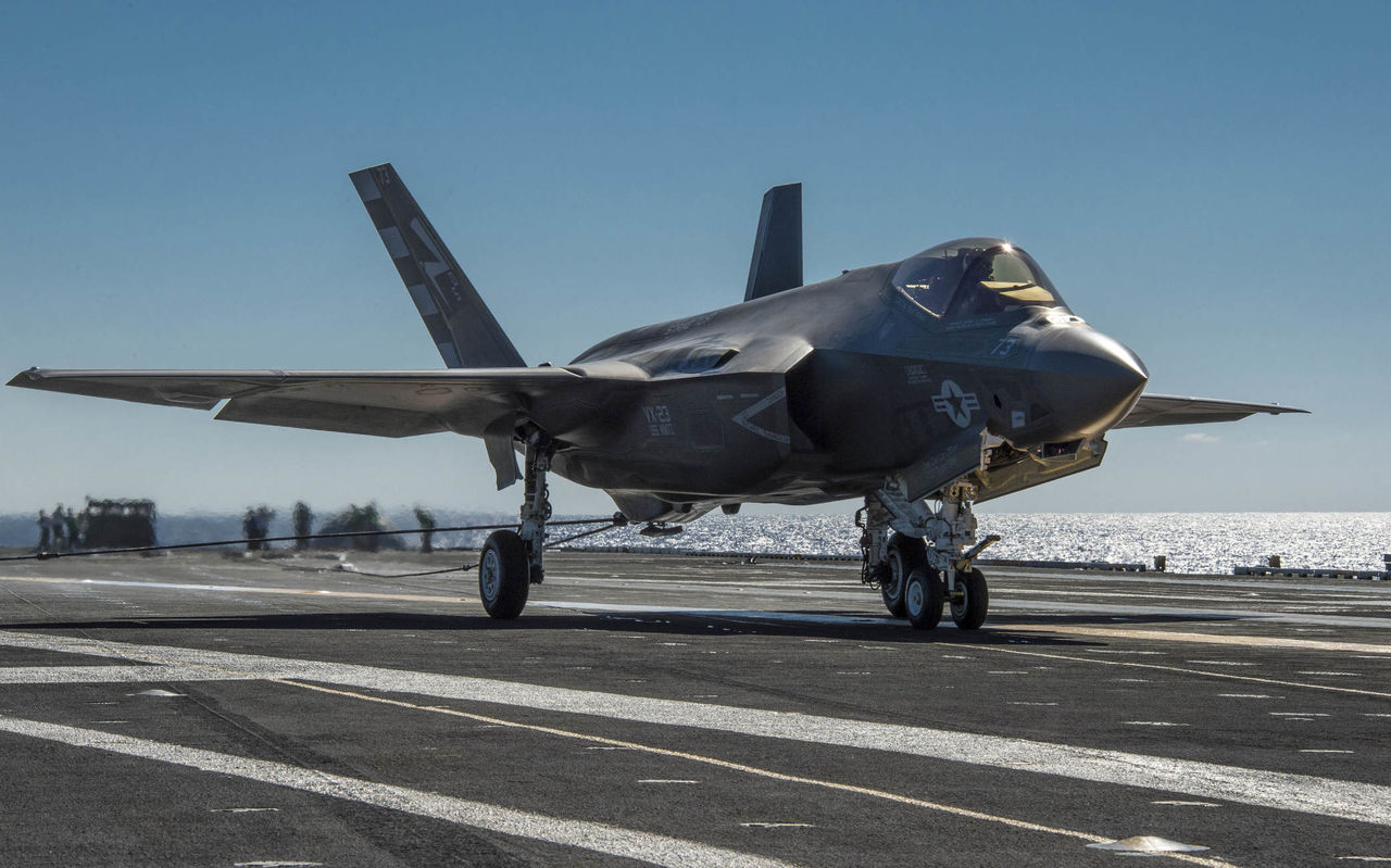 Истребитель пятого поколения ВМС США F-35C Lightning II достиг начальной боевой готовности.