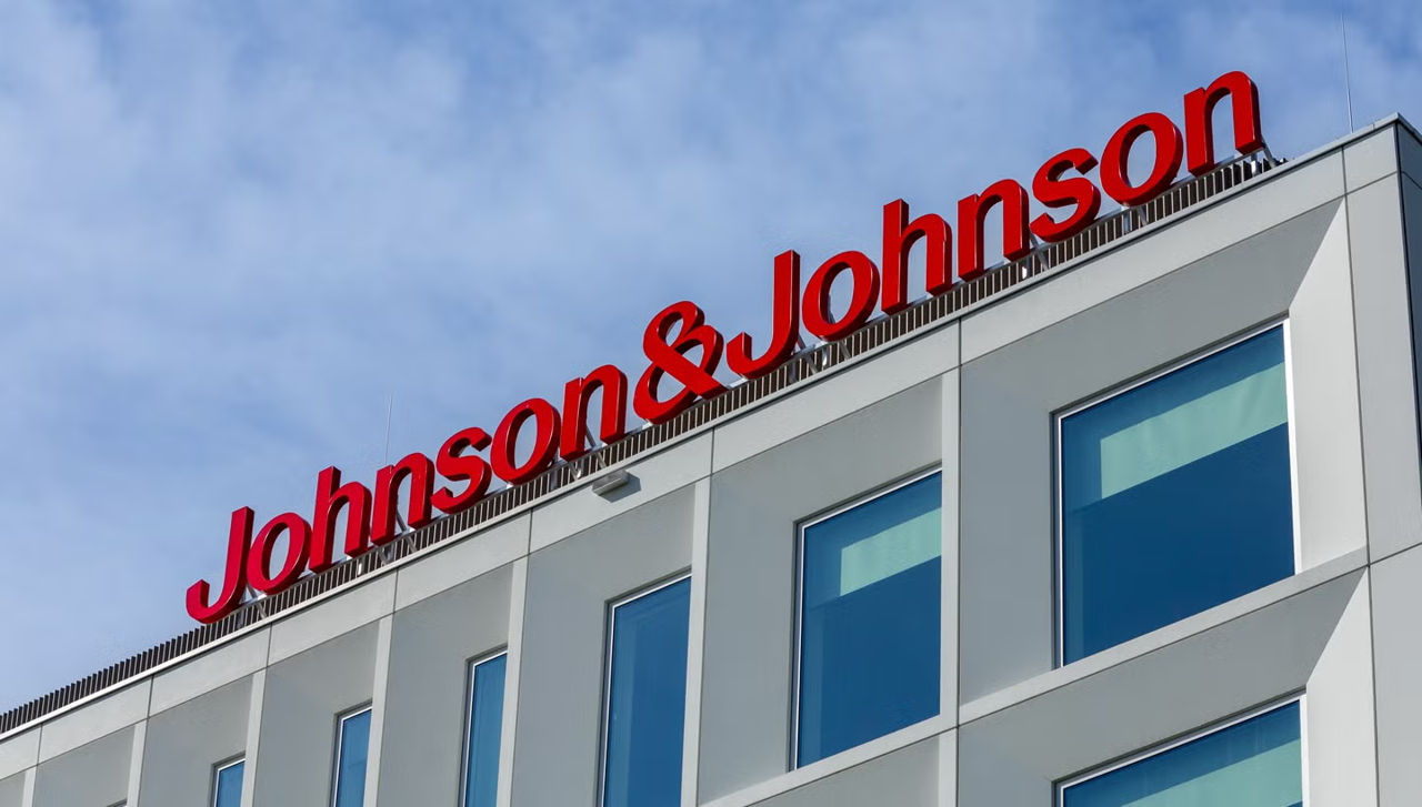 Johnson &amp; Johnson cumpără dezvoltatorul unui medicament împotriva cancerului pentru un miliard de dolari.