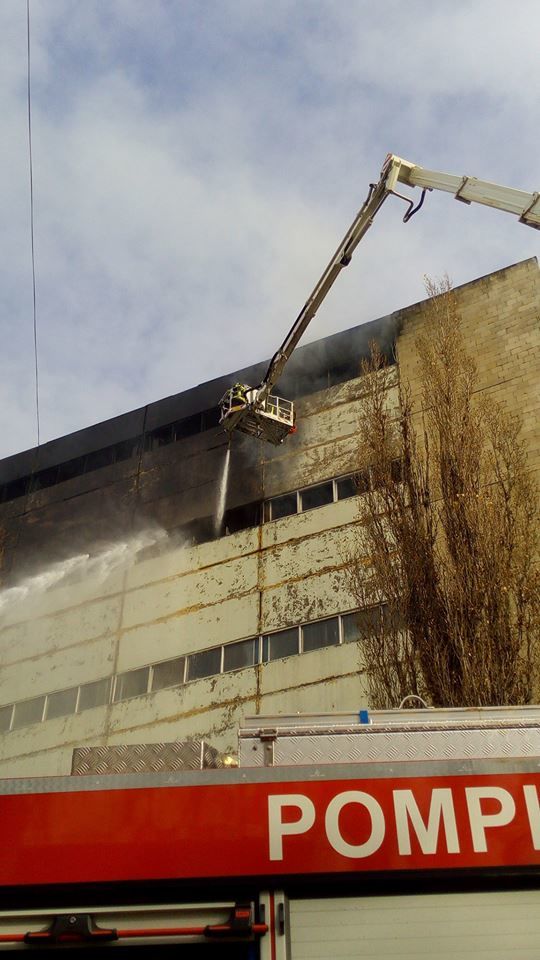 Пожарные уже более суток продолжают тушить огонь на складе.
