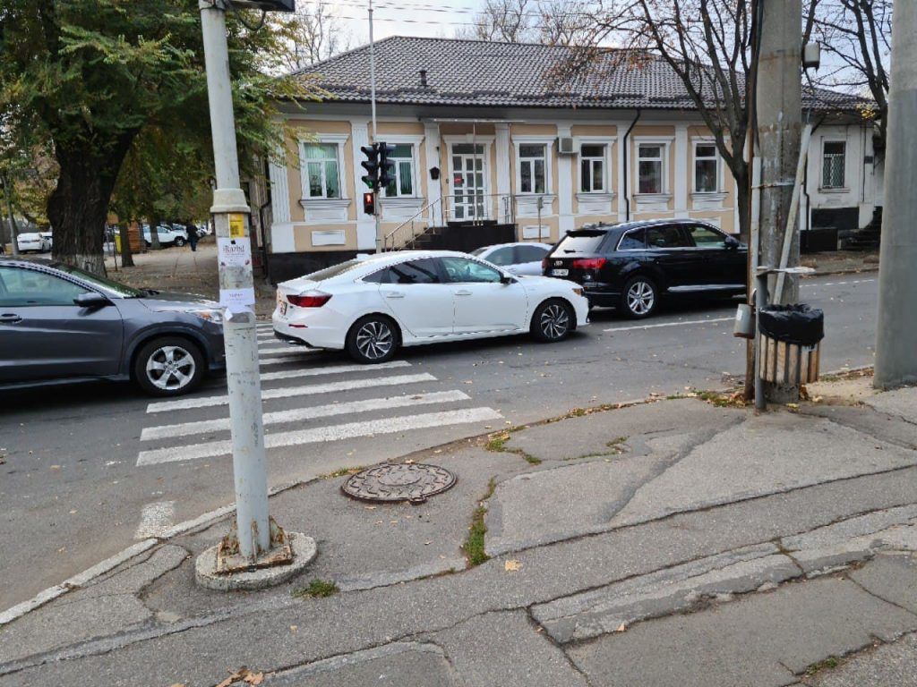 В центре Кишинева цепная авария привела к пробкам.