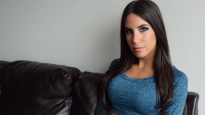 Un model cu 11 milioane de fani pe Instagram, dat afară din avion