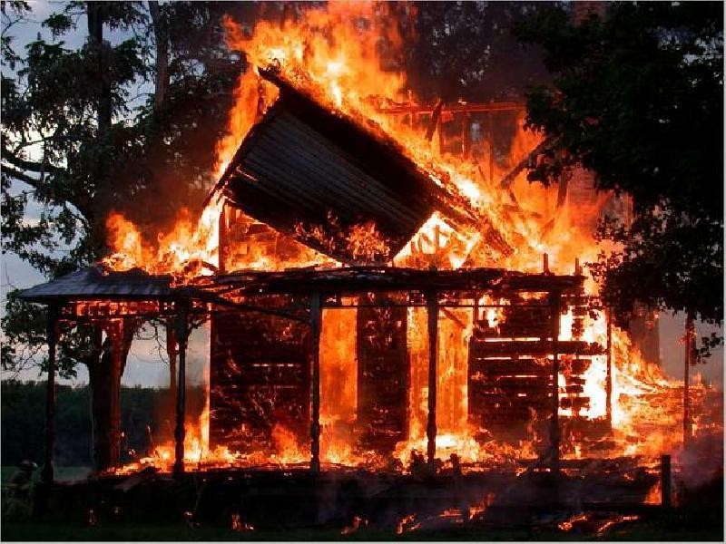 În ajutorul pompierilor au venit zeci de săteni care au încercat mai bine de două ore să lupte cu flăcările.