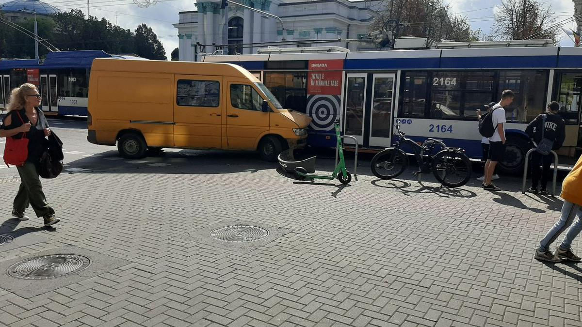 Accident în centrul Capitalei: Un microbuz s-a ciocnit violent cu un troleibuz.