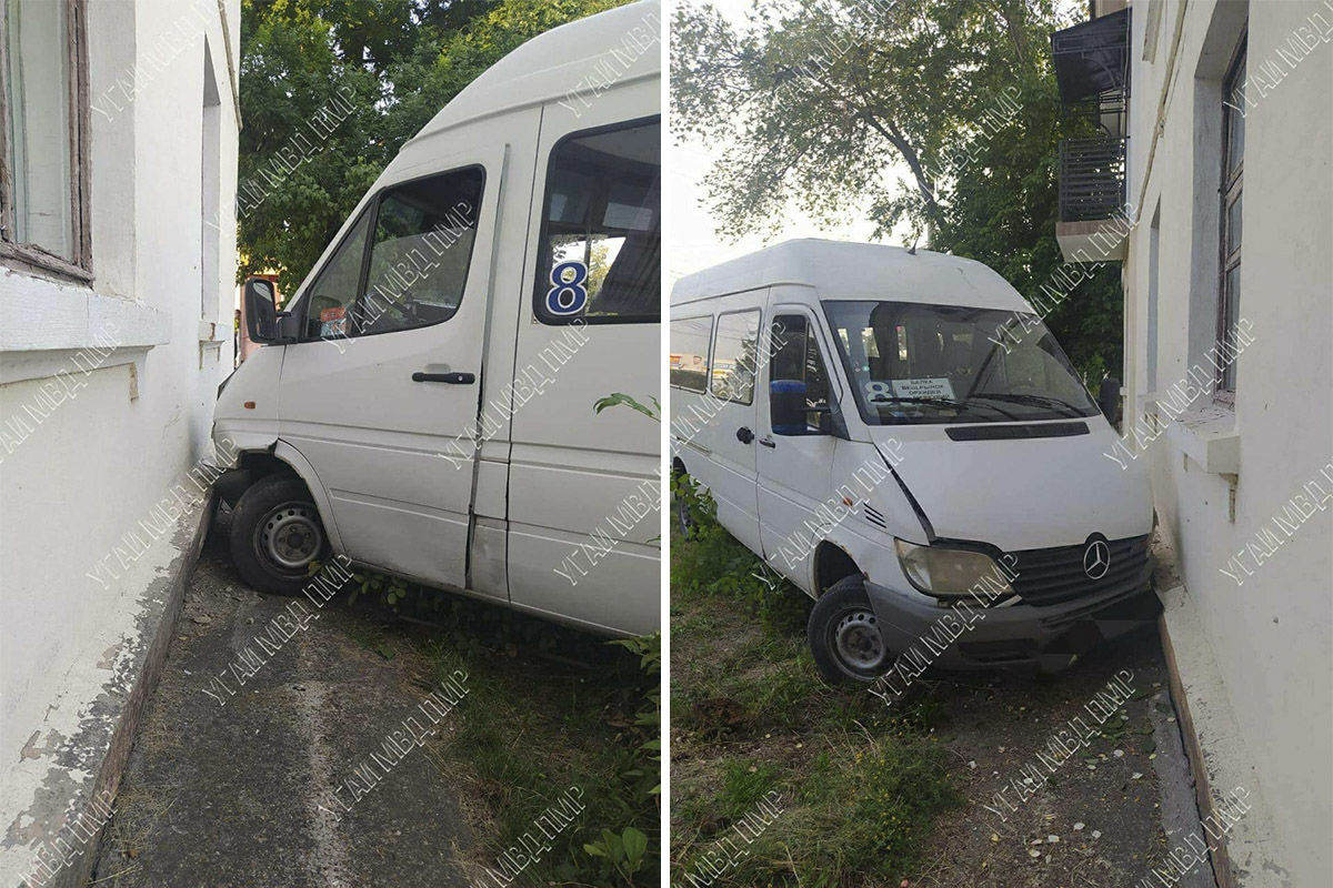 В Тирасполе маршрутка врезалась в жилой дом.