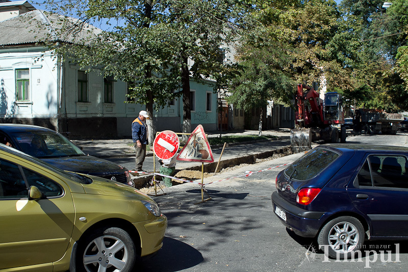 Circulaţia va fi restricţionată în legătură cu executarea lucrărilor de instalare a sistemului de canalizare.
