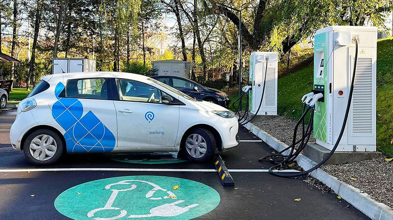 Sistemul V2G, testat în Moldova: Energia stocată în vehiculele electrice va putea fi livrată în rețea.
