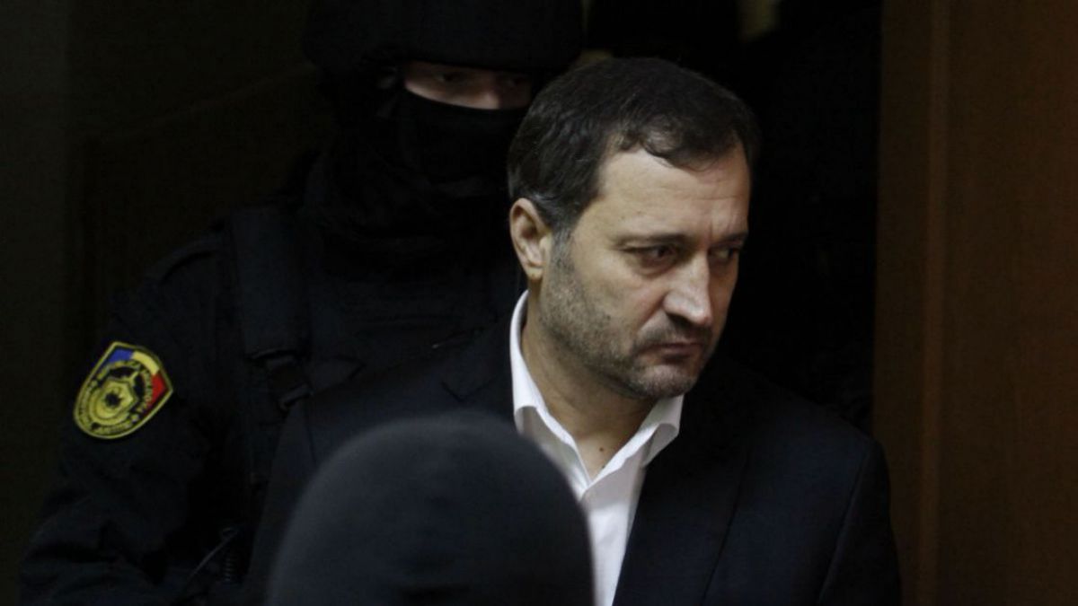 La momentul dat, Vlad Filat primeşte tratamentul post-chirurgicale prescris de medic. Foto: Agora.md
