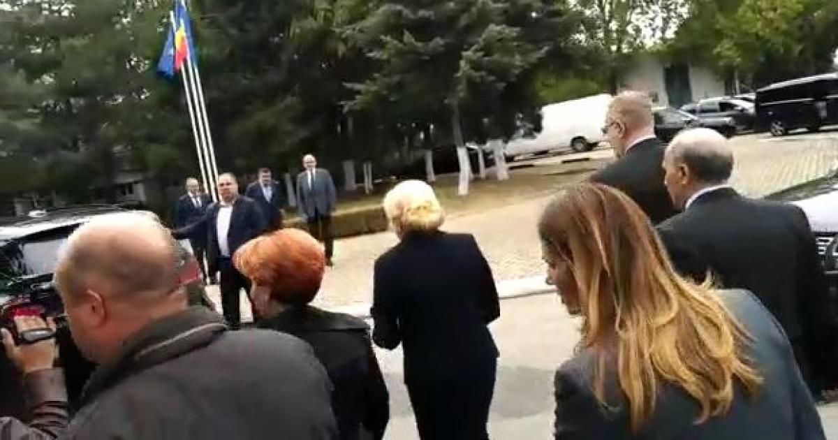 Румынский премьер сбежала от журналистов.