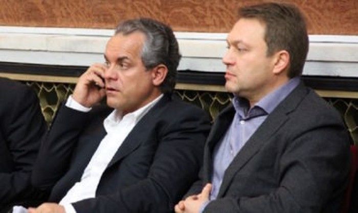 Cei doi au venit în Parlament pentru a-i convinge pe unii aleși ai poporului să renunțe la imunitate. 