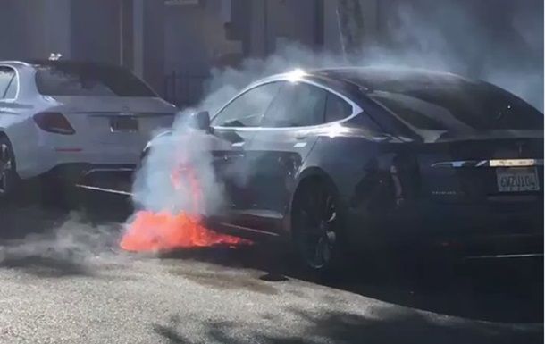 Автомобиль Tesla британского режиссера Майкла Морриса внезапно загорелся во время движения по улице в Голливуде. 