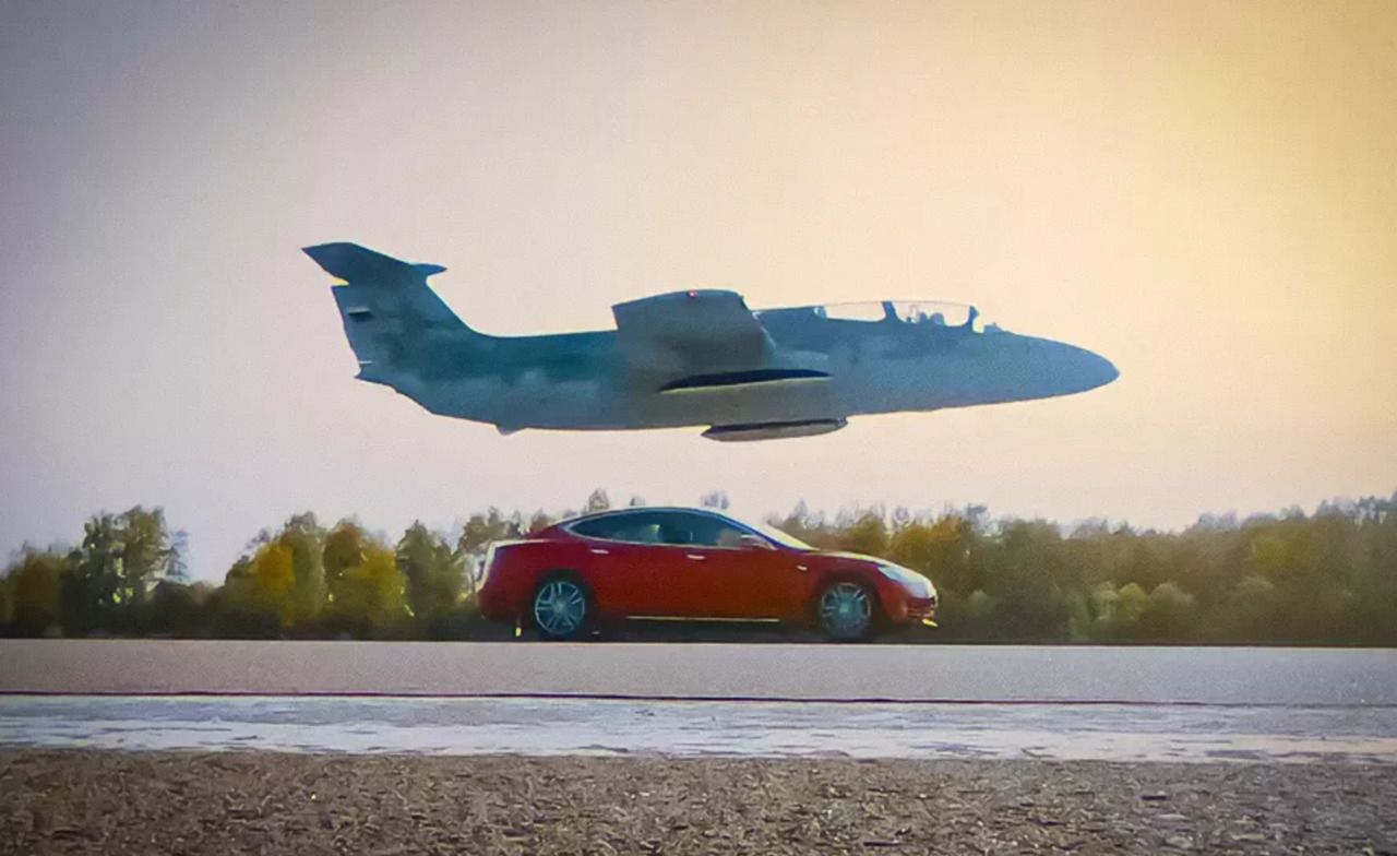 Россияне разогнали электромобиль Tesla и самолёт до одной скорости.