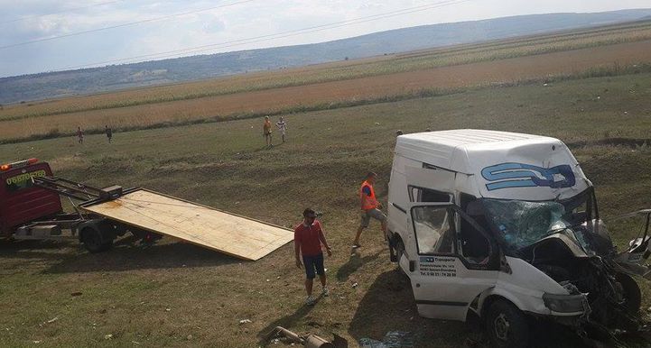 O dubă a intrat într-un microbuz cu pasageri. Foto: jurnal.md