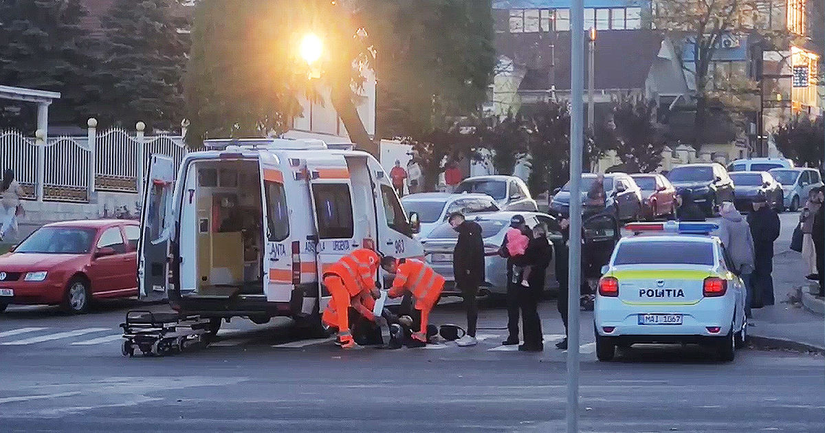 В Кишиневе автомобиль сбил мужчину на электросамокате.