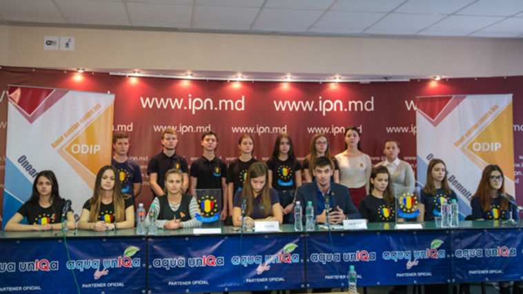 Membrii Asociaţiei Obşteşti „Onoare, Demnitate şi Patrie” (ODIP) solicită dreptul la vot de la 16 ani. Foto: ipn.md