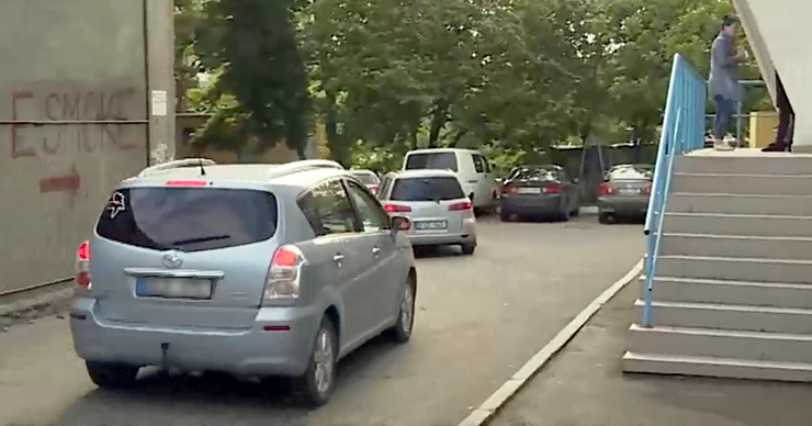 В столице жители Буюкан жалуются на объезжающих пробки через дворы водителей.