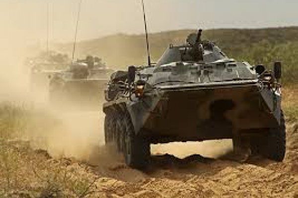 Российские военнослужащие в Приднестровье готовят боевые машины.