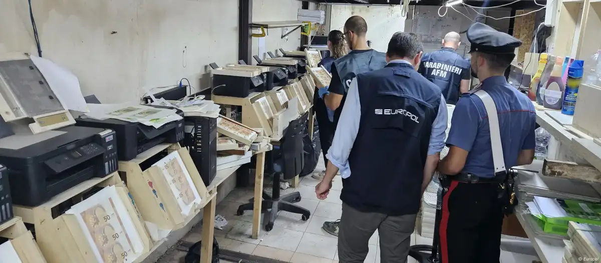 Un fabricant de bancnote false în valoare de 11 milioane de euro, arestat în UE.