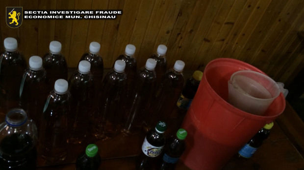 Produse alimentare expirate și produse alcoolice contrafăcute, pe teritoriul unei piețe din Chișinău. Foto: igp.gov.md