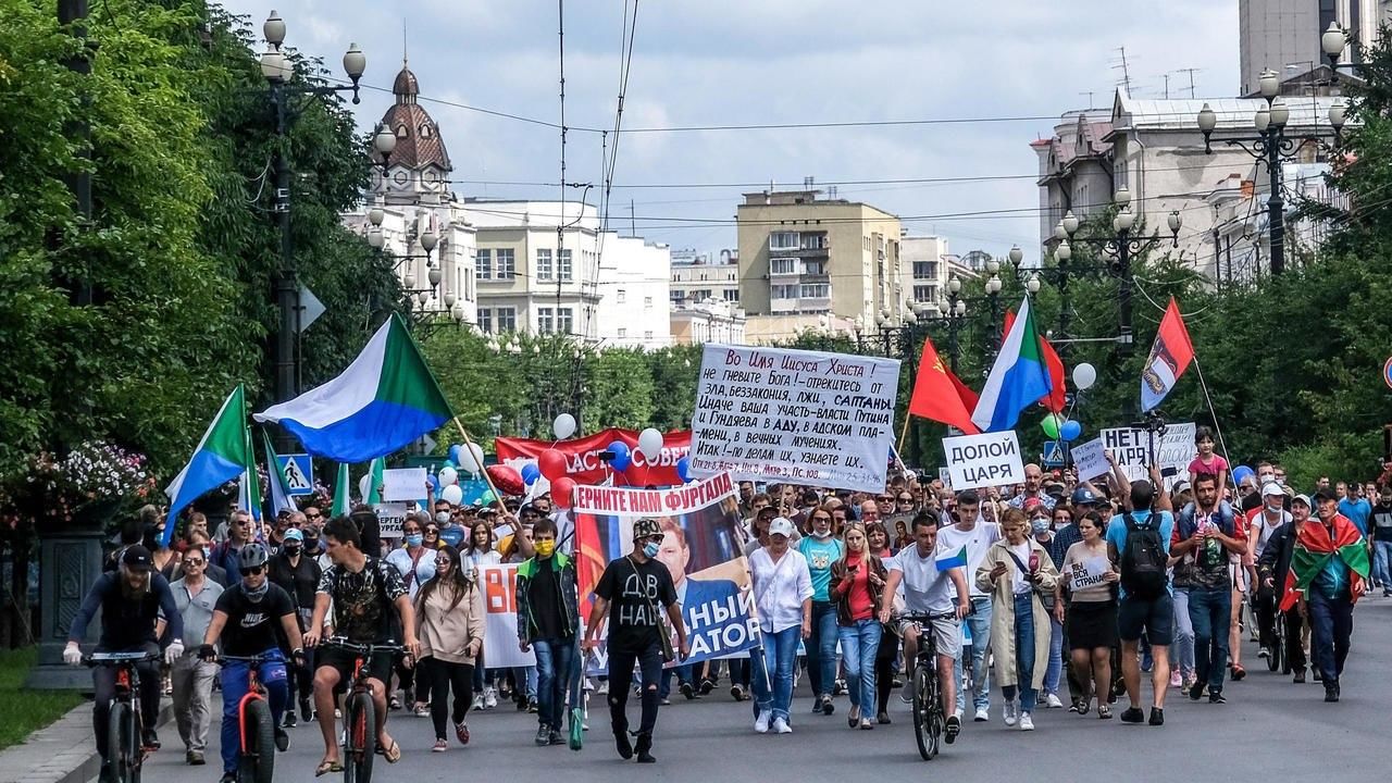 На протестах в Хабаровске несли плакаты в связи с отравлением Навального.