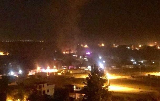 В городе Равалпинди рядом с торговым центром упал военный самолет. 