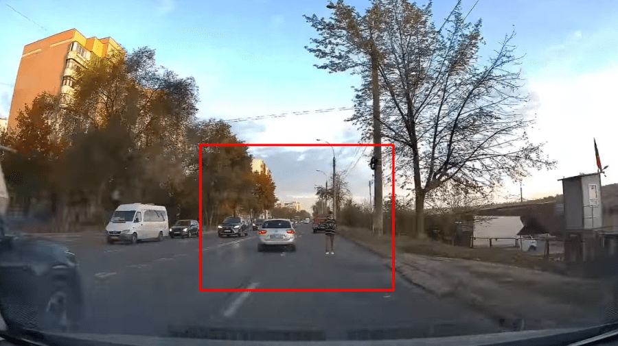 В Кишиневе подросток ждал общественный транспорт прямо на проезжей части.