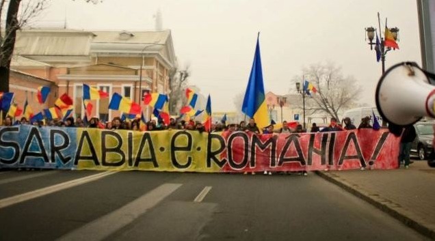 В знак протеста унионисты собрались у здания законодательного органа страны.