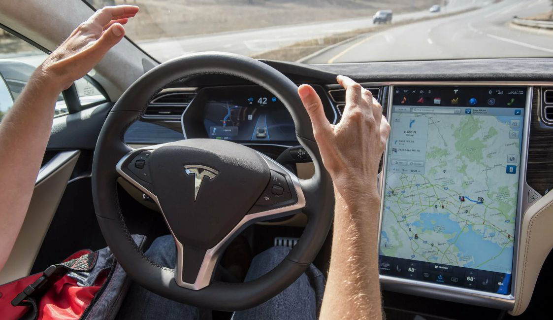 Электромобиль Tesla с автопилотом врезался в самолет.