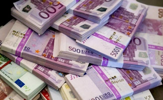 Polițiiștii au confiscat cei 23 000 pe care femeia i-a obținut ilegal.