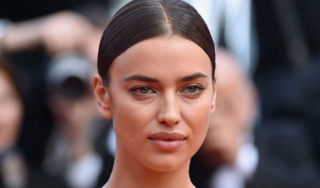Ирина Шейк в золотом платье-бюстье стала лицом аромата Mugler Angel.